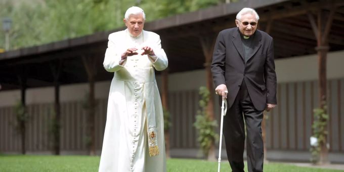 Der damalige Papst Benedit XVI. (l) geht mit seinem Bruder, Georg Ratzinger, im Urlaub durch einen Park der italienischen Stadt Stadt Bressanone im Jahr 2008. Georg Ratzinger