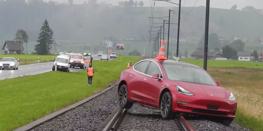 Nach Selbstkollision auf Bahngeleisen gelandet