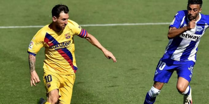 Lionel Messi (l) gelang gegen Alavés der 21. Assist in dieser Saison. Lionel Messi