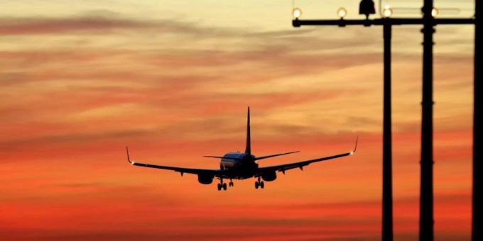 Die Reisewarnung für Nicht-EU-Länder wurde von der deutschen Regierung bis Ende August verlängert. Foto: picture alliance / dpa Flugzeug