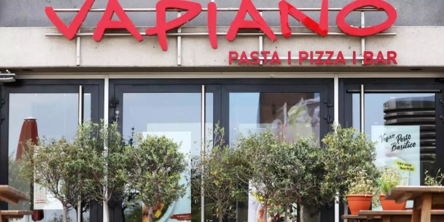 Die neue Investorengruppe der schwer angeschlagenen Restaurantkette Vapiano will spätestens ab August wieder 30 Läden in Deutschland öffnen. Foto: Oliver Berg/dpa