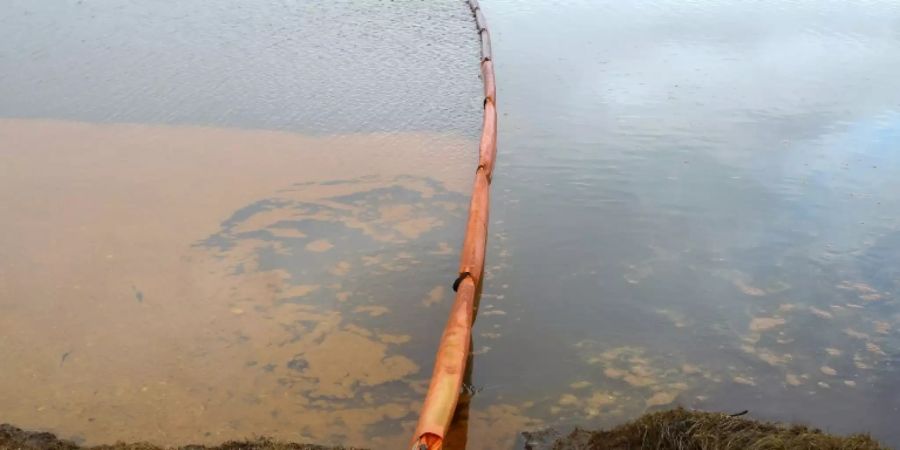 Schwimmende Ölsperre auf dem Anbarnaja