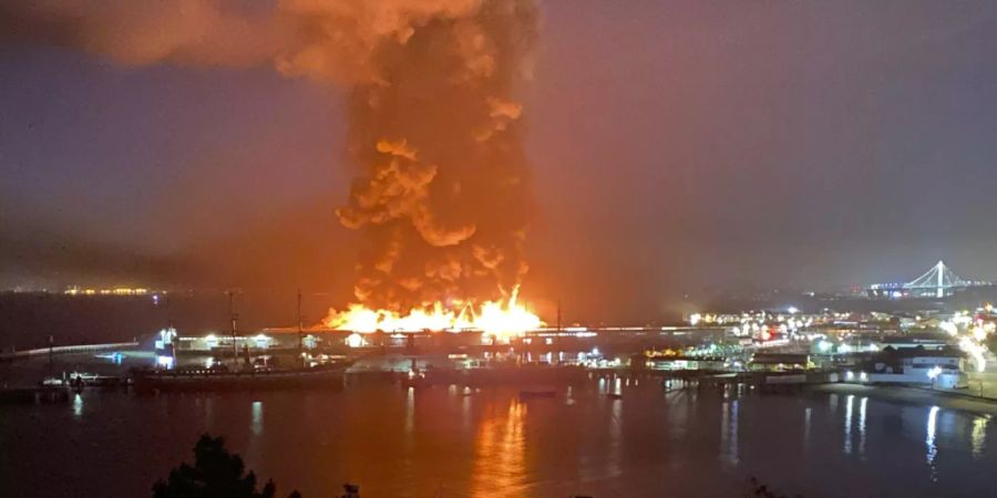 In San Francisco hat ein Feuer einen Teil der historischen Hafenanlage zerstört.