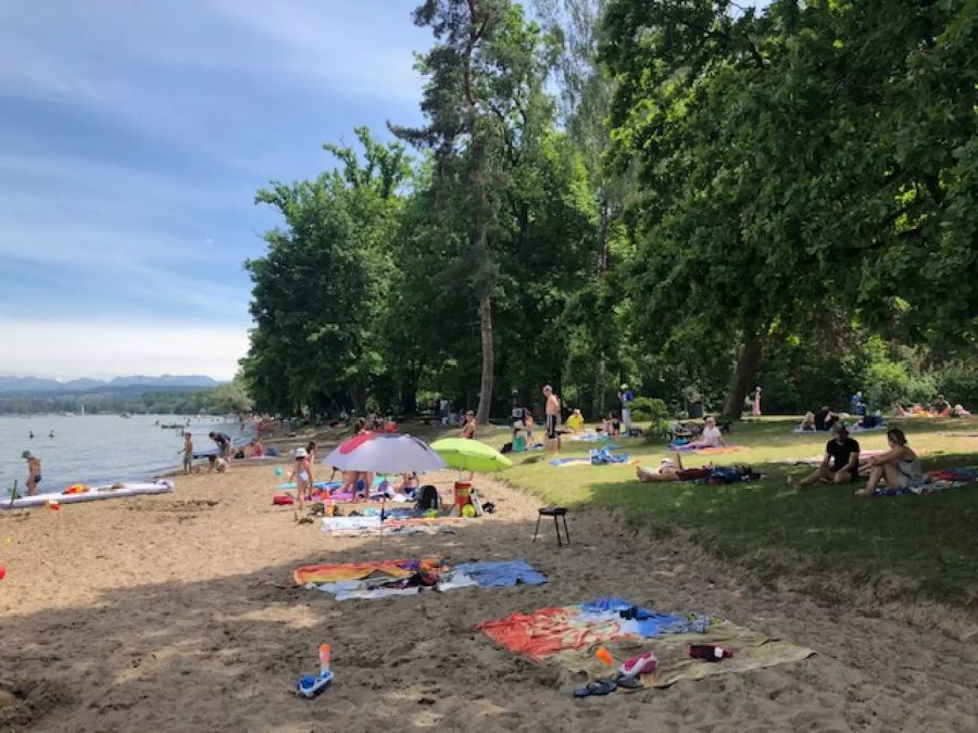 Strandbesucher halten die Abstandsregeln am Murtensee ein.