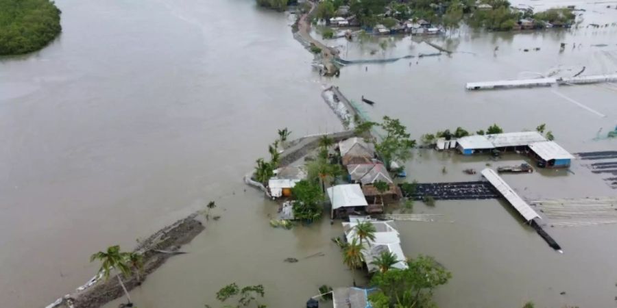 Überschwemmte Häuser in Bangladesch