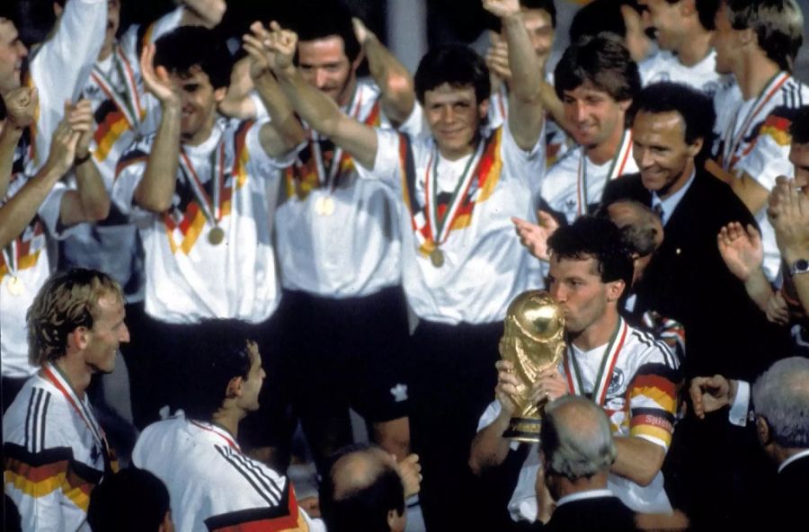 Als deutscher Nationaltrainer holt Franz Beckenbauer 1990 den WM-Pokal.