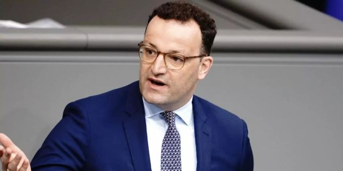 «Mein Ziel ist es, noch im Mai eine Verordnung vorzulegen, die präventive Reihen-Tests in Krankenhäusern und Pflegeheimen ermöglicht», sagt Jens Spahn. Foto: Kay Nietfeld/dpa «Mein Ziel ist es, noch im Mai eine Verordnung vorzulegen, die präventive Reihen-Tests in Krankenhäusern und Pflegeheimen ermöglicht», sagt Jens Spahn. Foto: Kay Nietfeld/dpa