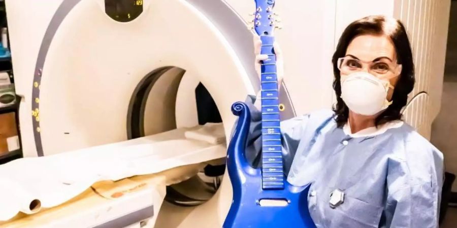 Die «Blue Angel»-Gitarre des Musikers Prince wurde für 563.500 Dollar versteigert. Foto: //Julien's Auctions/dpa