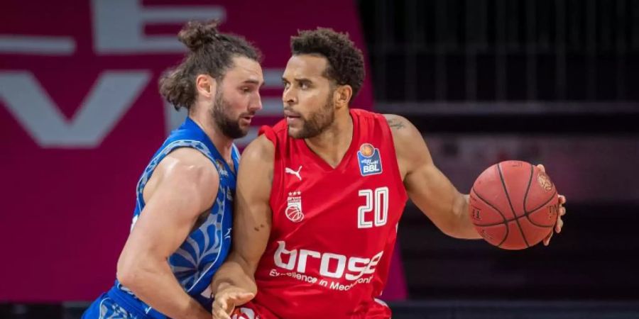 Glänzt als Retter der Bamberger Korbjäger: Elias Harris in Aktion gegen Marco Völler von den Skyliners. Foto: Tilo Wiedensohler/camera4/BBL/Pool/dpa