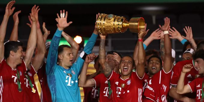 Thiago Alcantara (Bayern München) stemmt den DFB-Pokal in die Höhe. FC Bayern München