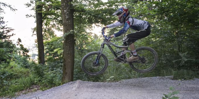 Ein Biker fährt einen Biker Trail hinunter. Biker Trail
