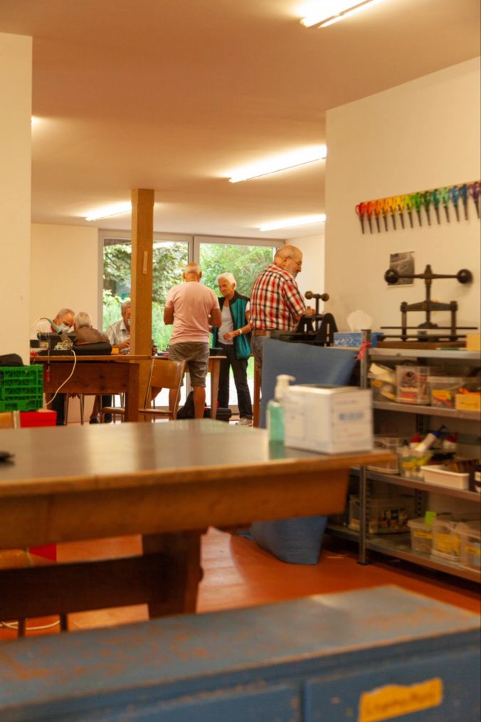 Die freiwilligen Handwerker reparieren fleissig die kaputten Gegenstände der Kunden