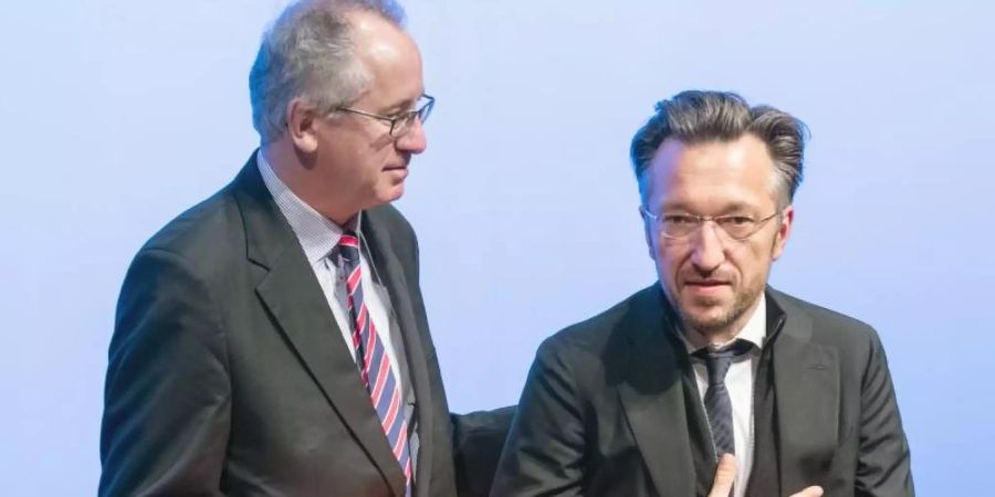 Der Schweizer Autor Lukas Bärfuss (r) wird im November 2019 von dem Literaturkritiker Ernst Osterkamp mit dem Georg-Büchner-Preis ausgezeichnet. Foto: Boris Roessler/dpa