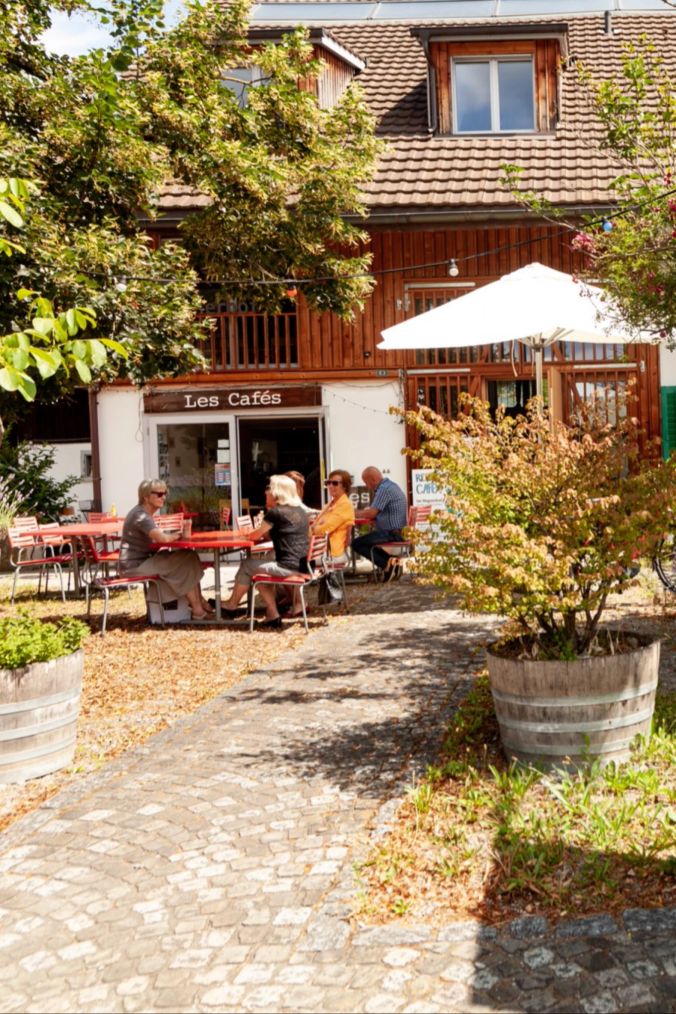 Draussen kann man Kaffee und Kuchen geniessen
