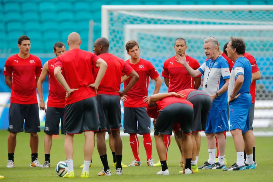 Ottmar Hitzfeld hält eine Ansprache vor dem Training der Schweizer Nati. (Archivbild)