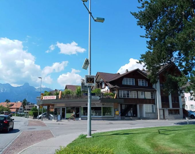 Beim Borki Beck zeigt eine elektronische Tafel die Geschwindigkeit an. Aareleist Steffisburg