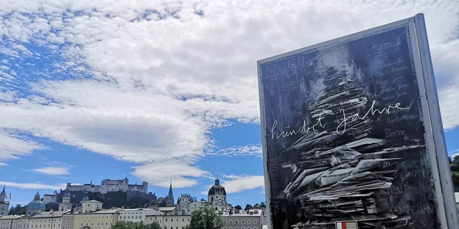 Eine Installation des Künstlers Anselm Kiefer zu «100 Jahre Salzburger Festspiele» steht am Fluss Salzach. Als eines der wenigen Musik- und Theaterfestivals in Europa werden die Salzburger Festspiele in diesem Sommer auch unter den Bedingungen der Corona-Pandemie spielen. Foto: Barbara Gindl/APA/dpa