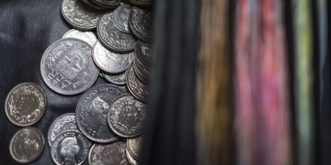 Schweizer Franken in einem Portmonnaie. (Symbolbild) Corona Geld