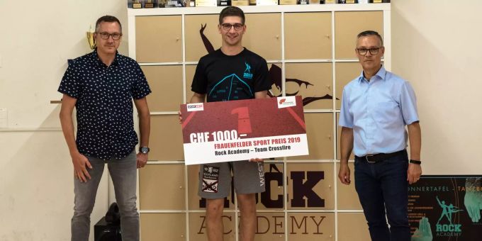 Hanu Fehr (l.), Präsident Sportnetz Frauenfeld, und Roman Brülisauer (r.), Leiter Amt für Freizeitanlagen und Sport, übergeben Dimitri Isenring, Trainer des Teams Crossfire, den Frauenfelder Sport-Preis 2019. Frauenfelder Sport-Preis 2019