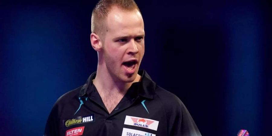 Spielt wegen der Corona-Krise daheim: Darts-Profi Max Hopp. Foto: John Walton/PA Wire/dpa