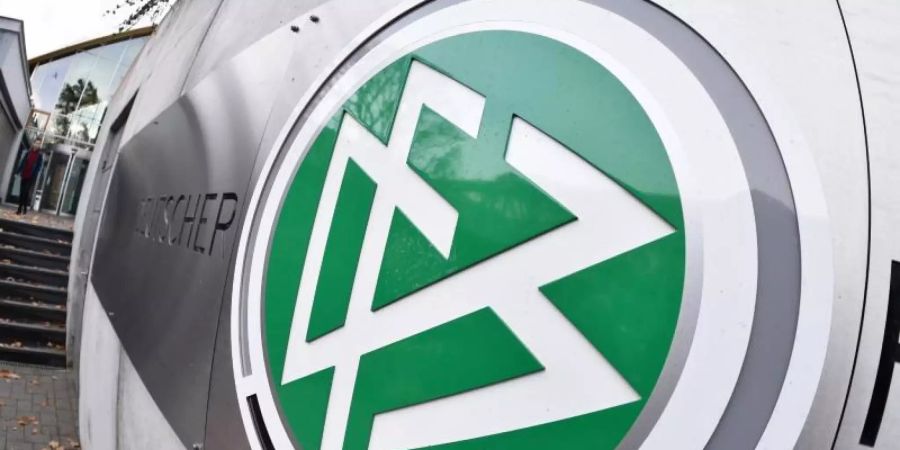 Das Logo des Deutschen Fussball-Bundes (DFB) vor der Zentrale in Frankfurt am Main (Hessen). Foto: picture alliance / Arne Dedert/dpa