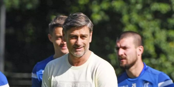 Oliver Kreuzer, Sportdirektor des Karlsruher SC, im Mai bei einem Mannschaftstraining. Oliver Kreuzer