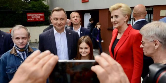 Duda bei seiner Stimmabgabe in Krakau Duda bei seiner Stimmabgabe in Krakau