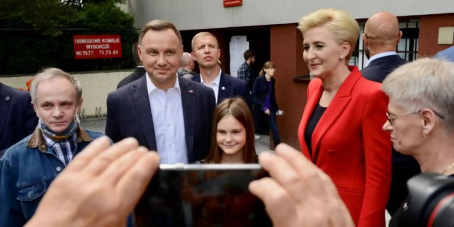 Duda bei seiner Stimmabgabe in Krakau