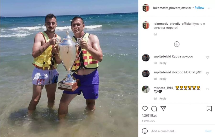 Die Spieler von Lokomotive Plovdiv liessen es sich nach dem Erfolg am Strand gut gehen.