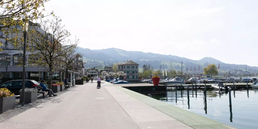 Die Hafenpromenade Marina in Lachen (SZ).