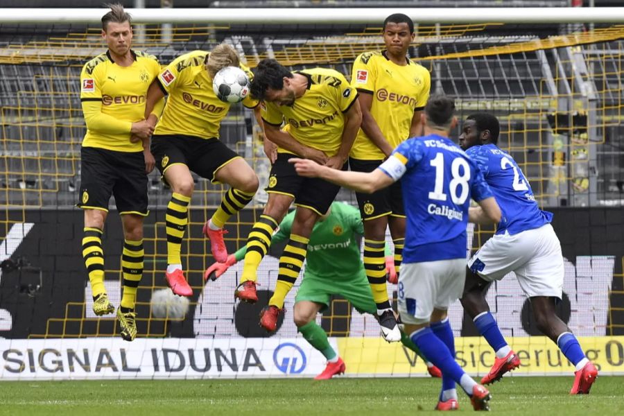 Die BVB-Mauer wehrt einen Freistoss der Schalker ab. Nichts zu tun für Roman Bürki.