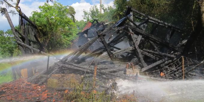 Trotz des Einsatzes der Feuerwehr brannte der Schopf komplett nieder. Brand