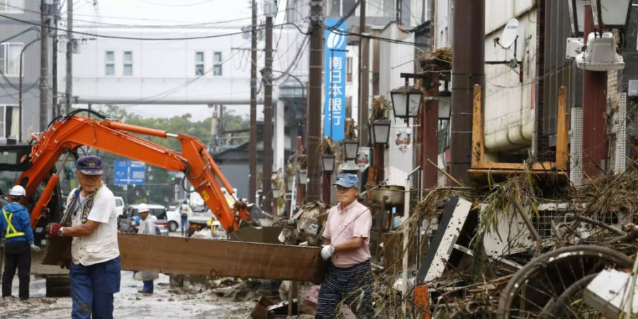 Menschen im Süden Japans versuchen ihre Strassen zu räumen. ( Foto: Kenzaburo Fukuhara/AP/KEYSTONE-SDA)