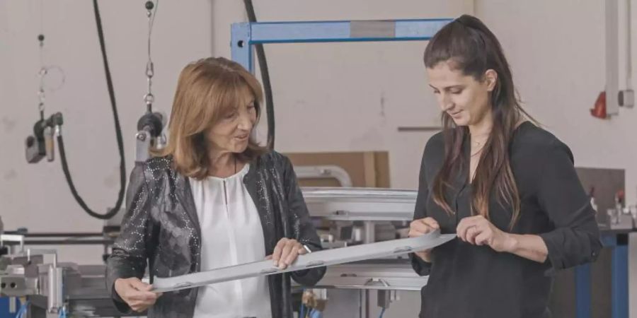 Bettina Weiss (r) hat die Geschätsfürung bei SWO Werkzeug und Formenbau von ihrer Mutter übernommen. Foto: Martin Kiessling/ZDF/dpa