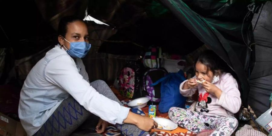 Hunderte Venezolaner hausen inmitten der Corona-Pandemie in einem Camp vor dem Busterminal im Norden der kolumbianischen Hauptstadt. Foto: Keoma Zec/Zuma Press/dpa