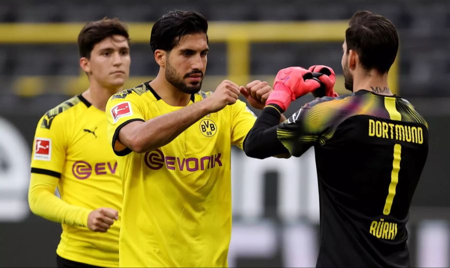 Emre Can klatscht im Samstagsspiel gegen Hertha Berlin mit Roman Bürki ab.