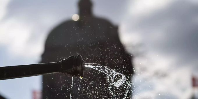 Die Bise bläst Frühsommer-Gefühle davon: Verwehter Wasserstrahl an einem Brunnen vor dem Bundeshaus. Die Bise bläst Frühsommer-Gefühle davon: Verwehter Wasserstrahl an einem Brunnen vor dem Bundeshaus.