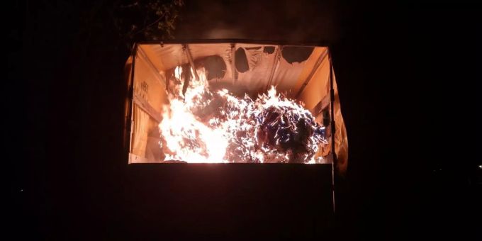 Schöftland: Anhänger angezündet. Schöftland AG Anhänger angezündet