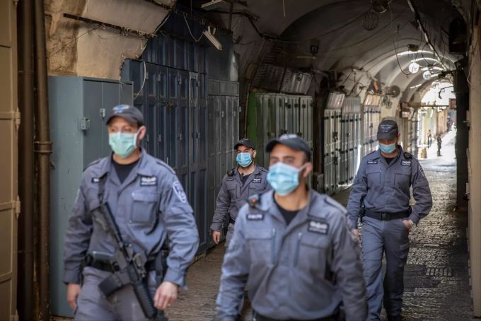 Israelische Polizisten mit Mundschutz patrouillieren in der Altstadt. Das orthodoxe Ostern - Israel