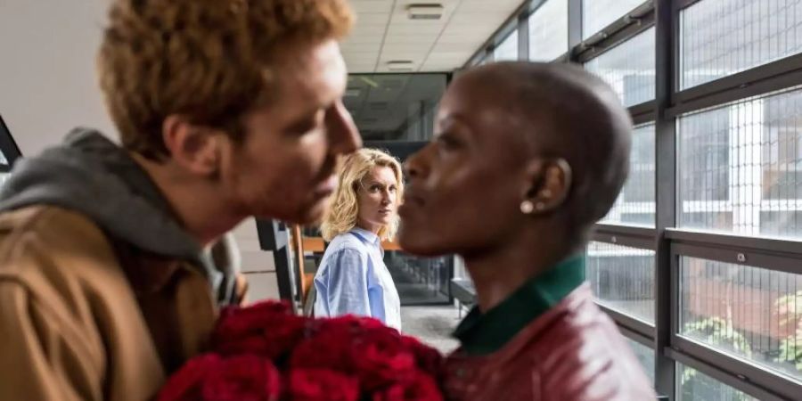 Blumen für Anais (Florence Kasumba,r) zum Hochzeitstag von Nick (Daniel Donskoy) - Charlotte (Maria Furtwängler, hinten) ist eifersüchtig. Foto: NDR/Frizzi Kurkhaus/dpa