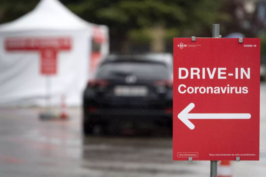 Ein Drive-In-Test für das Coronavirus in Yverdon-les-Bains VD.