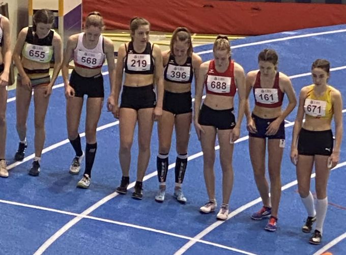 Laura Leimgruber (Startnummer 219) erreichte Platz 26 an den Hallen-Schweizer-Meisterschaften über 1000 m (U18). Laura Leimgruber