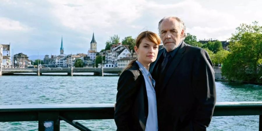 Thomas Borchert (Christian Kohlund) und seine Chefin Dominique Kuster (Ina Paule Klin) klärten den rätselhaften Tod eines Familienvaters auf. Foto: ARD Das Erste/ARD Degeto/Florian Froschmayer/obs