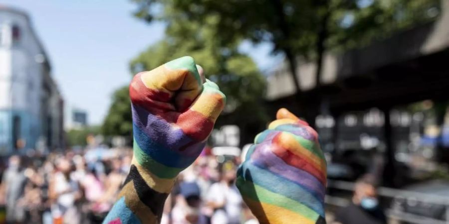 Der grosse CSD war abgesagt worden. Stattdessen gab es eine Pride-Demo unter Corona-Auflagen. Foto: Fabian Sommer/dpa