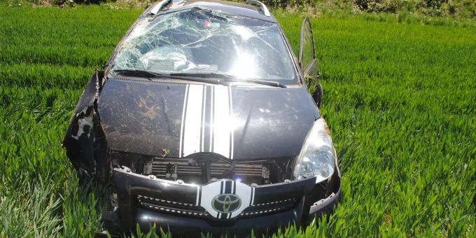 Der Fahrzeuglenker war kurzzeitig eingenickt und ist infolge dessen von der Strasse abgekommen.