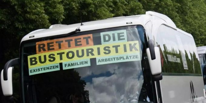 Ein Korso aus Reisebussen fordert staatliche Hilfen für Bus-Unternehmen. Foto: Jörg Carstensen/dpa Ein Korso aus Reisebussen fordert staatliche Hilfen für Bus-Unternehmen. Foto: Jörg Carstensen/dpa