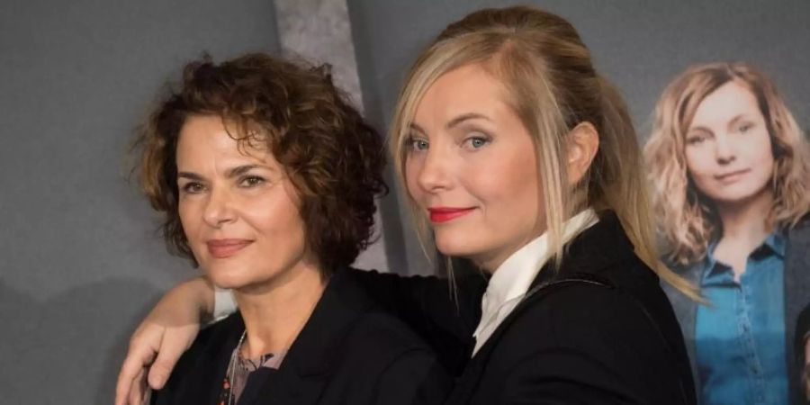 Barbara Auer (l) und Nadja Uhl bei der Premiere des Ost-West-Dramas «Preis der Freiheit. Der Dreiteiler ist fünffach nominiert. Foto: Jörg Carstensen/dpa