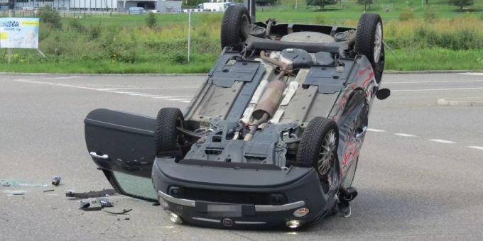 Bei einem Unfall in Spiez BE hat sich ein Auto überschlagen. (Symbolbild) spiez be