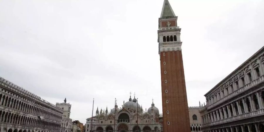 Noch ist der Markusplatz in Venedig menschenleer. Foto: Antonio Calanni/AP/dpa