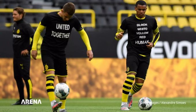 Manuel Akanji zeigte im Training von Borussia Dortmund mit diesem Leibchen, dass er nicht zum Thema Rassismus schweigen wird. «Arena» Manuel Akanji